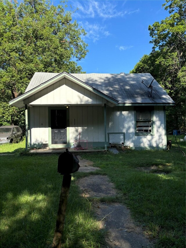 view of front facade with a front lawn