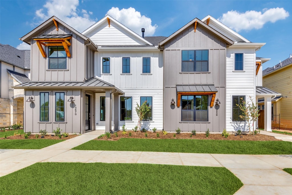 view of front of home featuring a front lawn