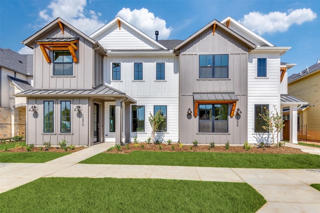 view of front of home featuring a front lawn