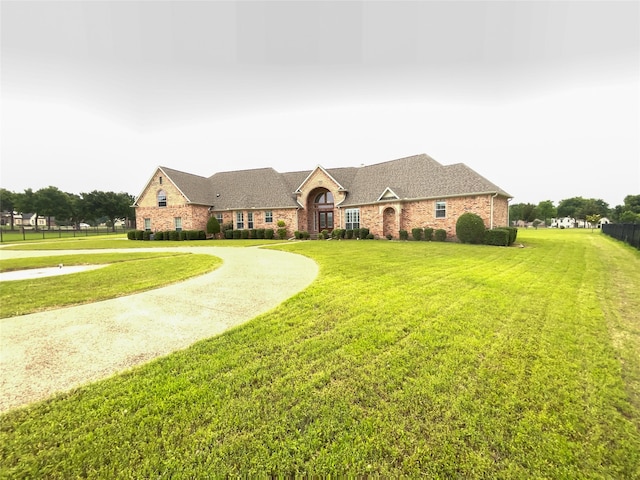 view of front facade featuring a front lawn