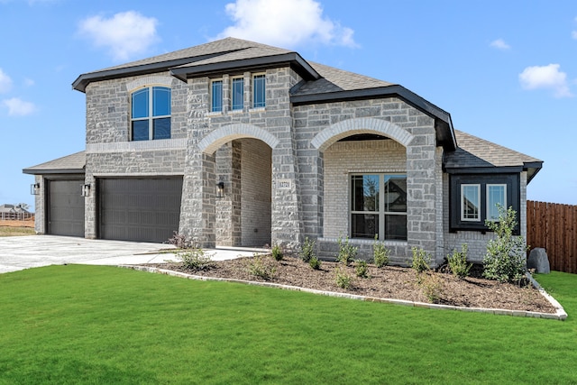 view of front facade featuring a garage and a front yard