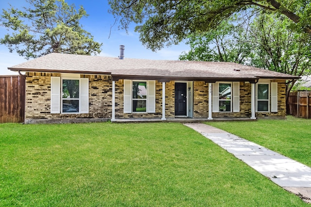 single story home with a front lawn