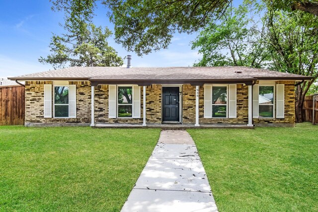 ranch-style house featuring a front lawn