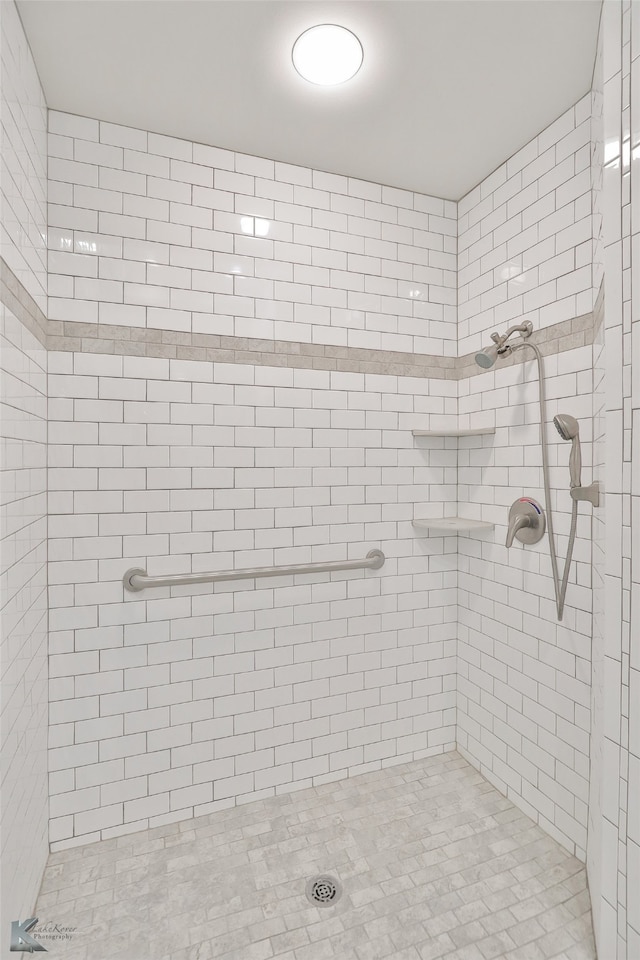 bathroom featuring a tile shower