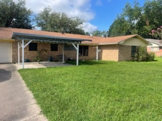 view of front of house featuring a garage and a front lawn