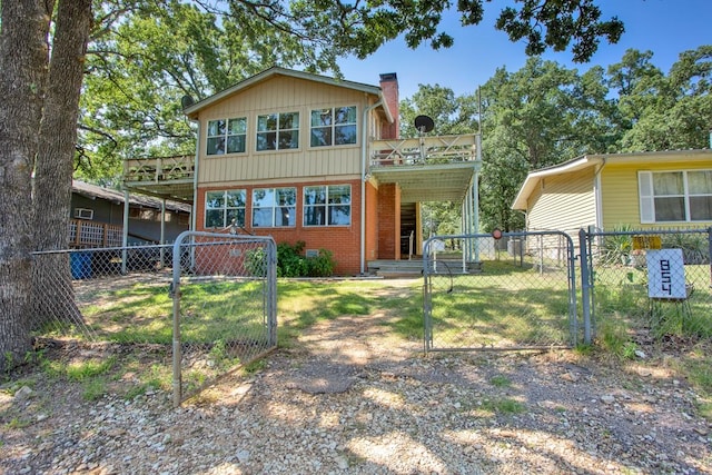 view of front of home featuring a front lawn