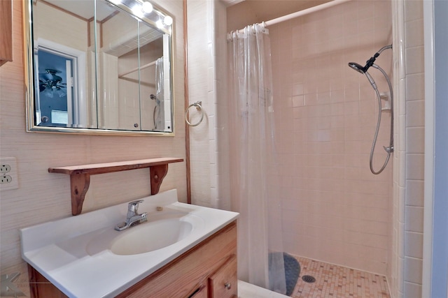 bathroom featuring a shower with shower curtain and vanity