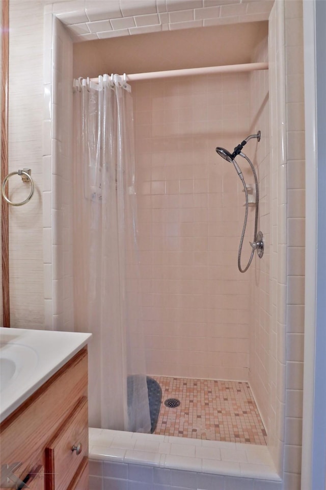 bathroom featuring a shower with shower curtain and vanity