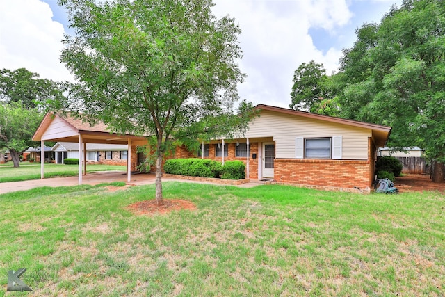 view of front of home with a carport and a front yard