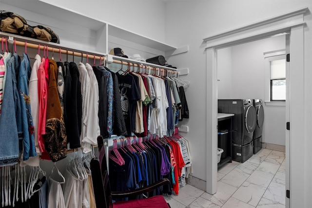 walk in closet featuring independent washer and dryer