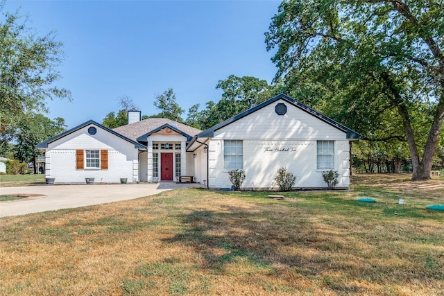 ranch-style house featuring a front lawn