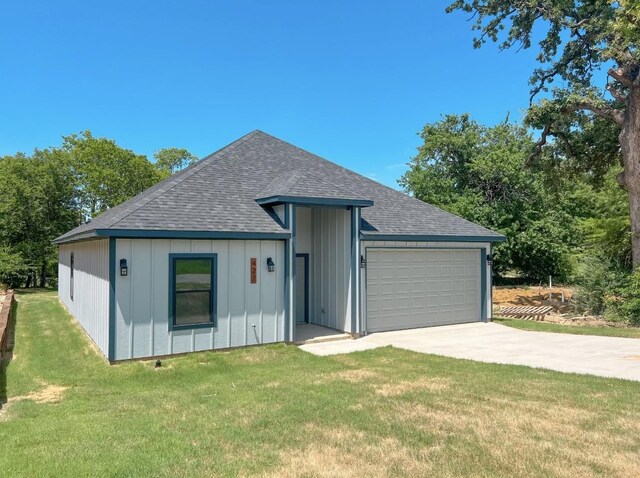 view of front of house featuring a garage and a front lawn