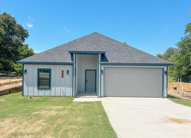 view of front facade featuring a garage and a front lawn