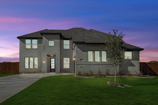 view of front of house featuring a yard