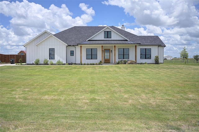 view of front of property with a front yard