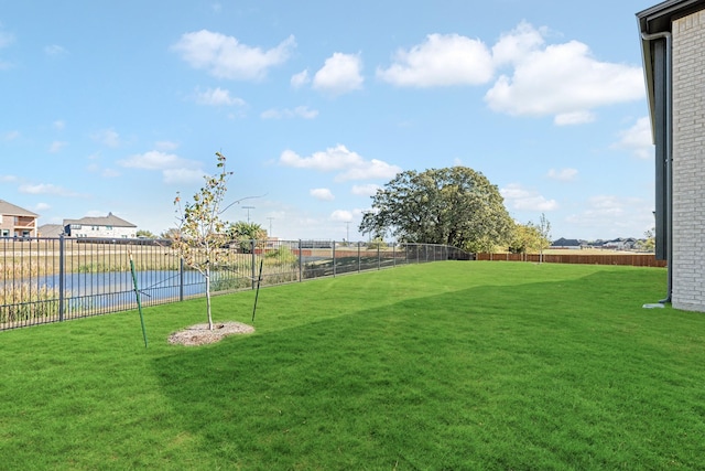 view of yard featuring a water view