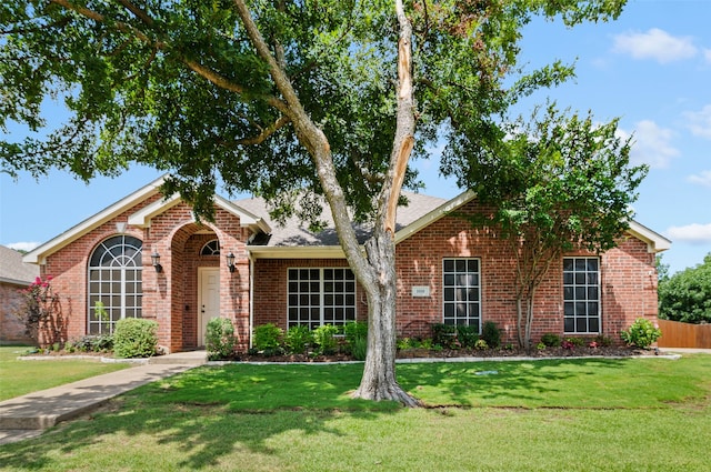 view of front of property featuring a front yard