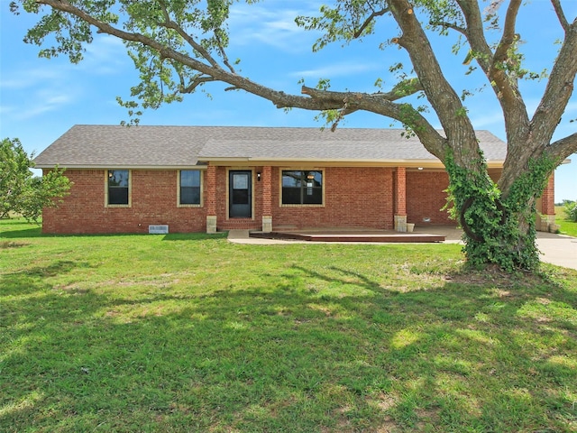 view of front facade featuring a front lawn