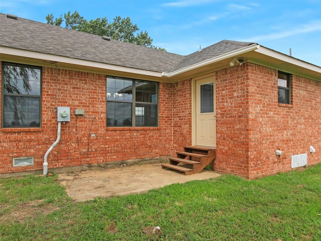 property entrance featuring a yard