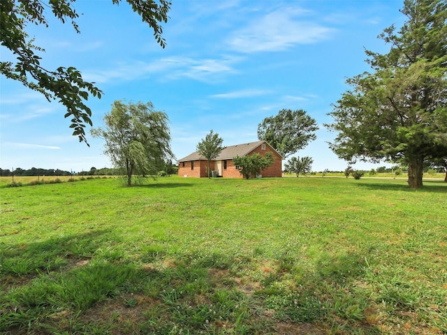 view of yard featuring a rural view