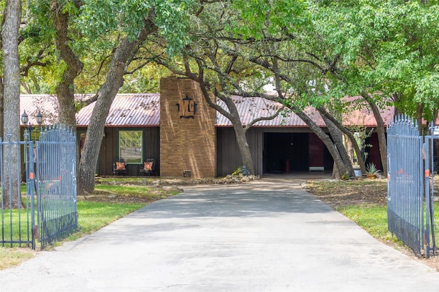 view of front facade featuring a garage