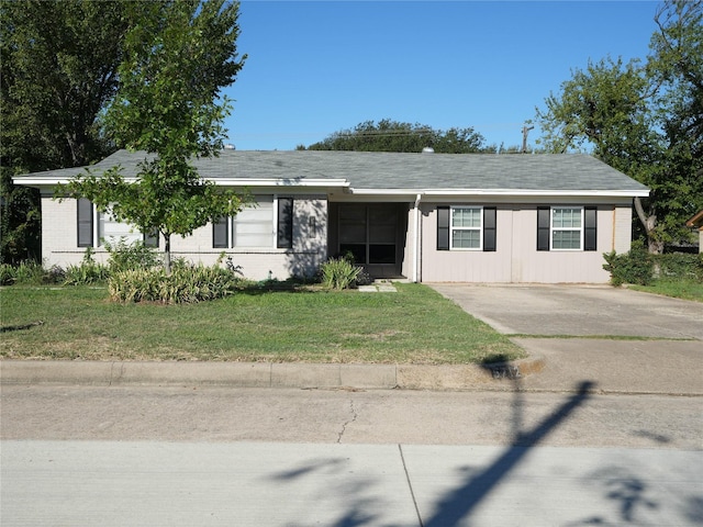 ranch-style home with a front yard