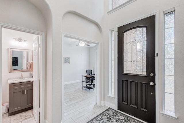 foyer with sink and ceiling fan