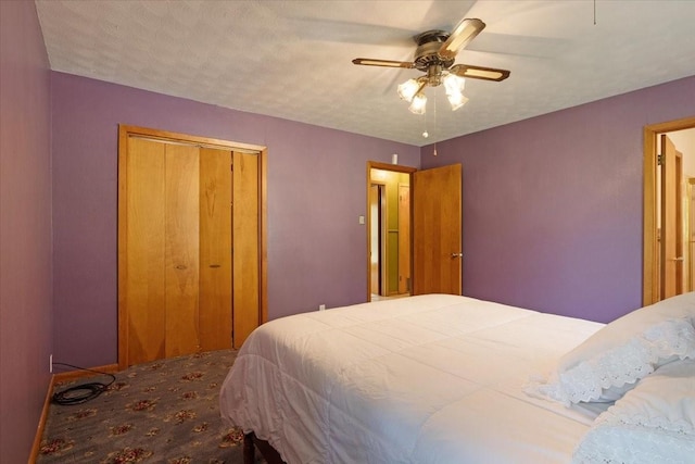 bedroom featuring a textured ceiling, ceiling fan, and a closet