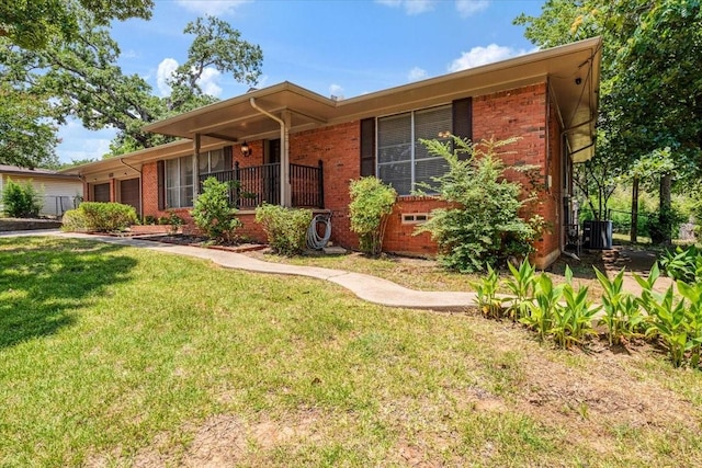 ranch-style house featuring a front lawn