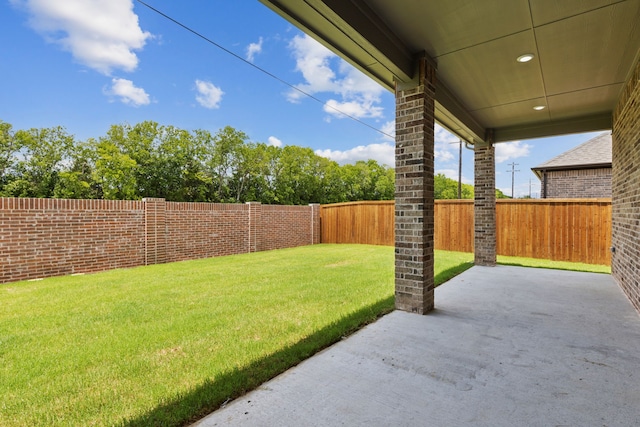 view of yard featuring a patio area