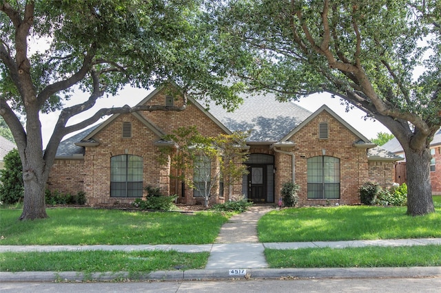 view of front facade with a front yard