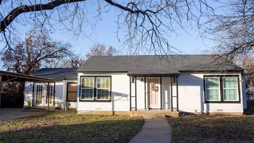 single story home with a front lawn