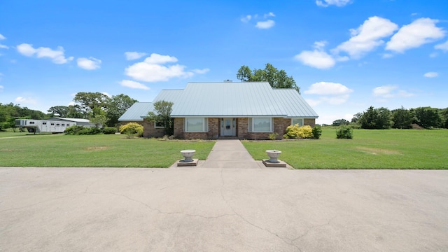 view of front of property with a front yard