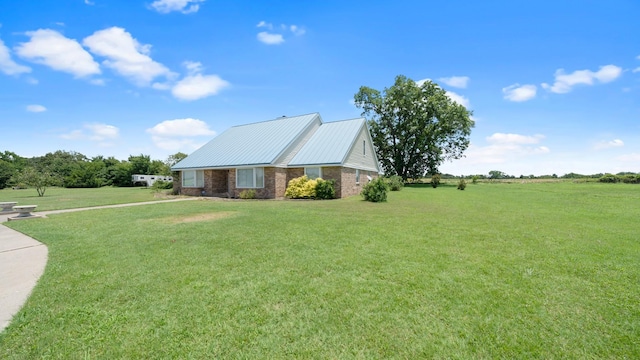 view of yard featuring a rural view