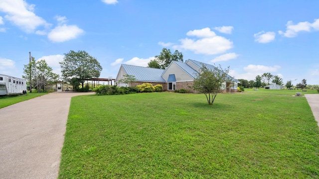 view of front of property featuring a front lawn