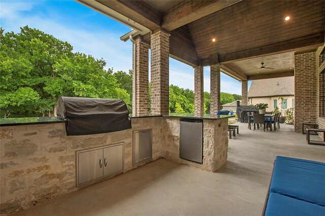 view of patio featuring an outdoor kitchen, area for grilling, and ceiling fan