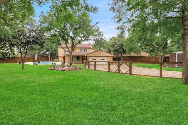 view of yard featuring a fenced in pool