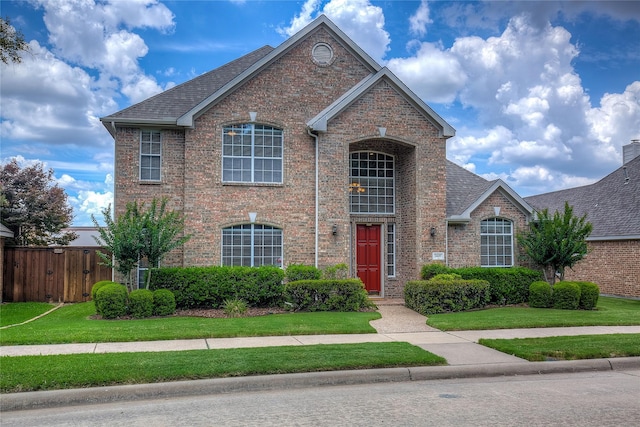 view of front of property featuring a front lawn