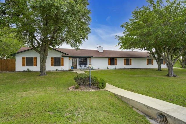 ranch-style home featuring a front lawn