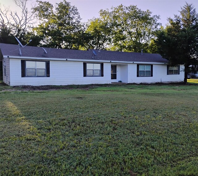 ranch-style home featuring a front lawn