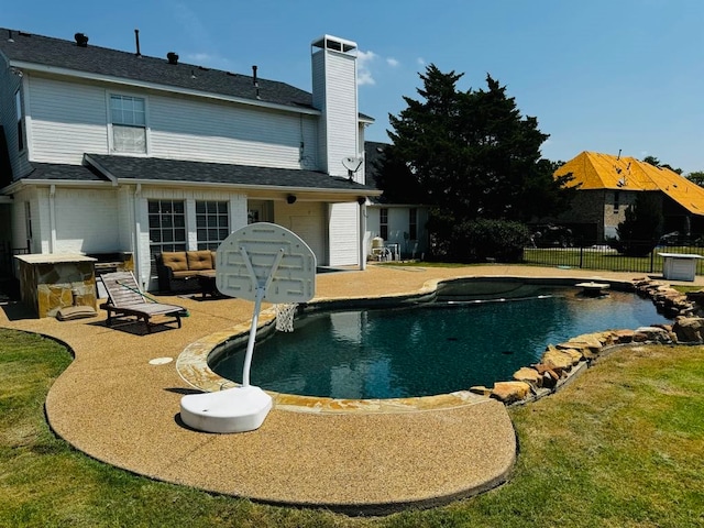 view of swimming pool with a jacuzzi and a patio