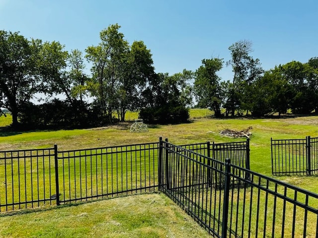 view of yard featuring a rural view