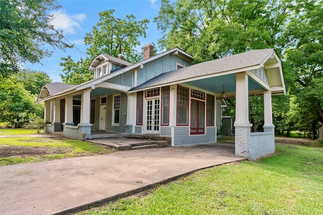 craftsman house with a front lawn and a porch