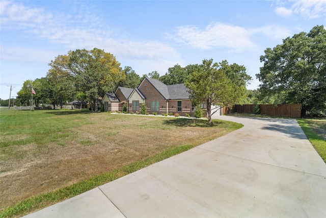 view of front facade featuring a front lawn