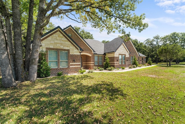 craftsman inspired home featuring a front yard