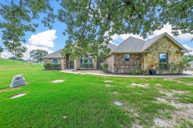 view of front facade featuring a front lawn