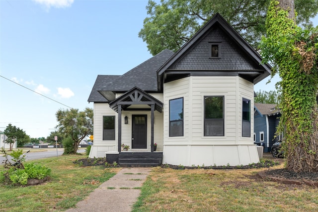 victorian house featuring a front lawn