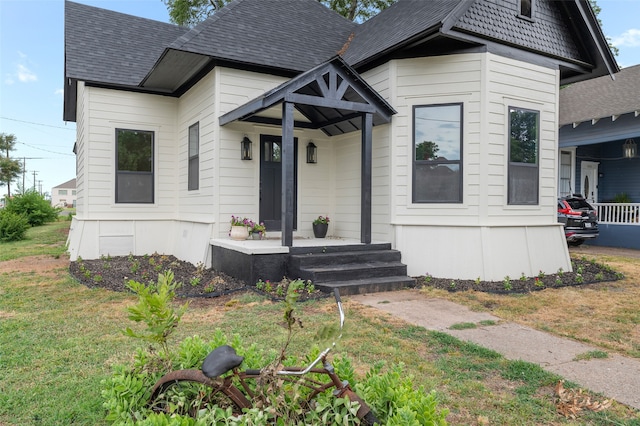 view of front of property with a front lawn