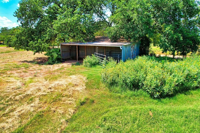 view of yard featuring an outbuilding