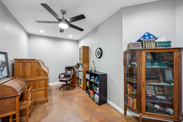 sitting room with ceiling fan